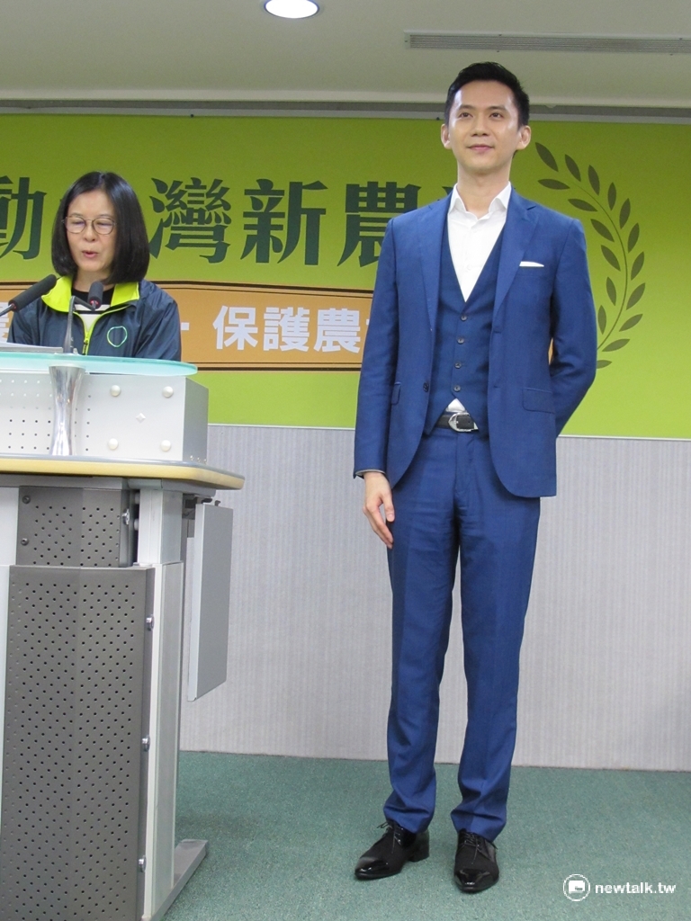 今年36歲的鄭朝方身高183公分，長相斯文，14日第一次出席民進黨中常會。 圖：林朝億/攝