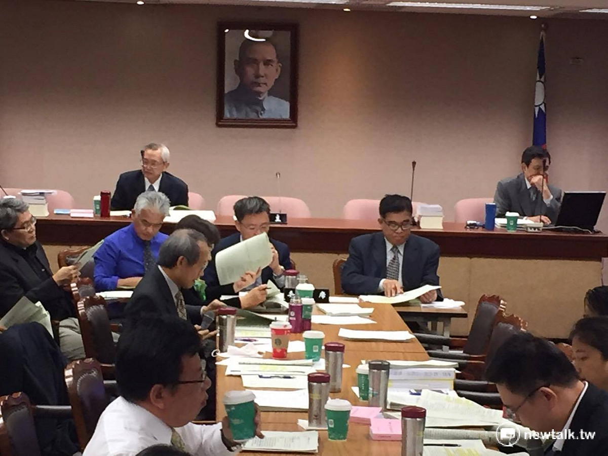 內政委員會15日審議《公投法》，不過，涉及兩岸協商爭議仍未有共識。 圖：鄭佑漢/攝