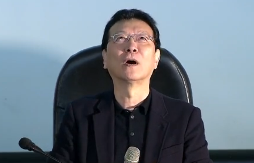 中廣董事長趙少康16日上午出席黨產會預備聽證程序，發言到一半，大樓消防警報突然響起，趙少康露出仰天長嘆的表情。 圖：翻攝自黨產會直播畫面