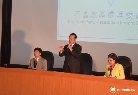 黨產會主委顧立雄（中）召開記者會，回應台北高等行政法院裁定中投、欣裕台收歸國有處分停止執行一案。 圖：柯昱安/攝