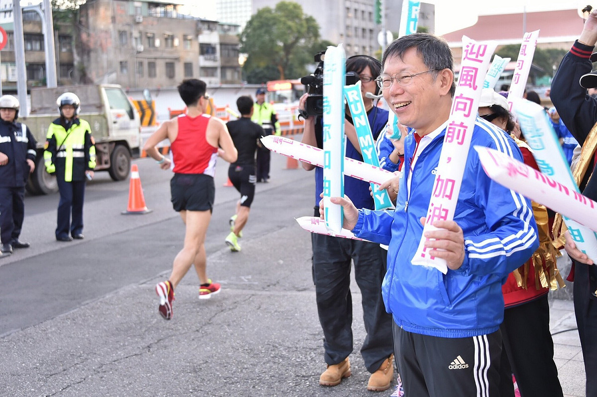 台北市長柯文哲致詞時表示，這次有40國、2000名外國選手參賽，特別是有來自日本與上海的隊伍，台北馬拉松不僅是體育交流，也是城市觀光交流。至於被問到是否有意願參加比賽，柯文哲說他膝蓋不好，所以在路旁當啦啦隊。 圖：台北市政府提供