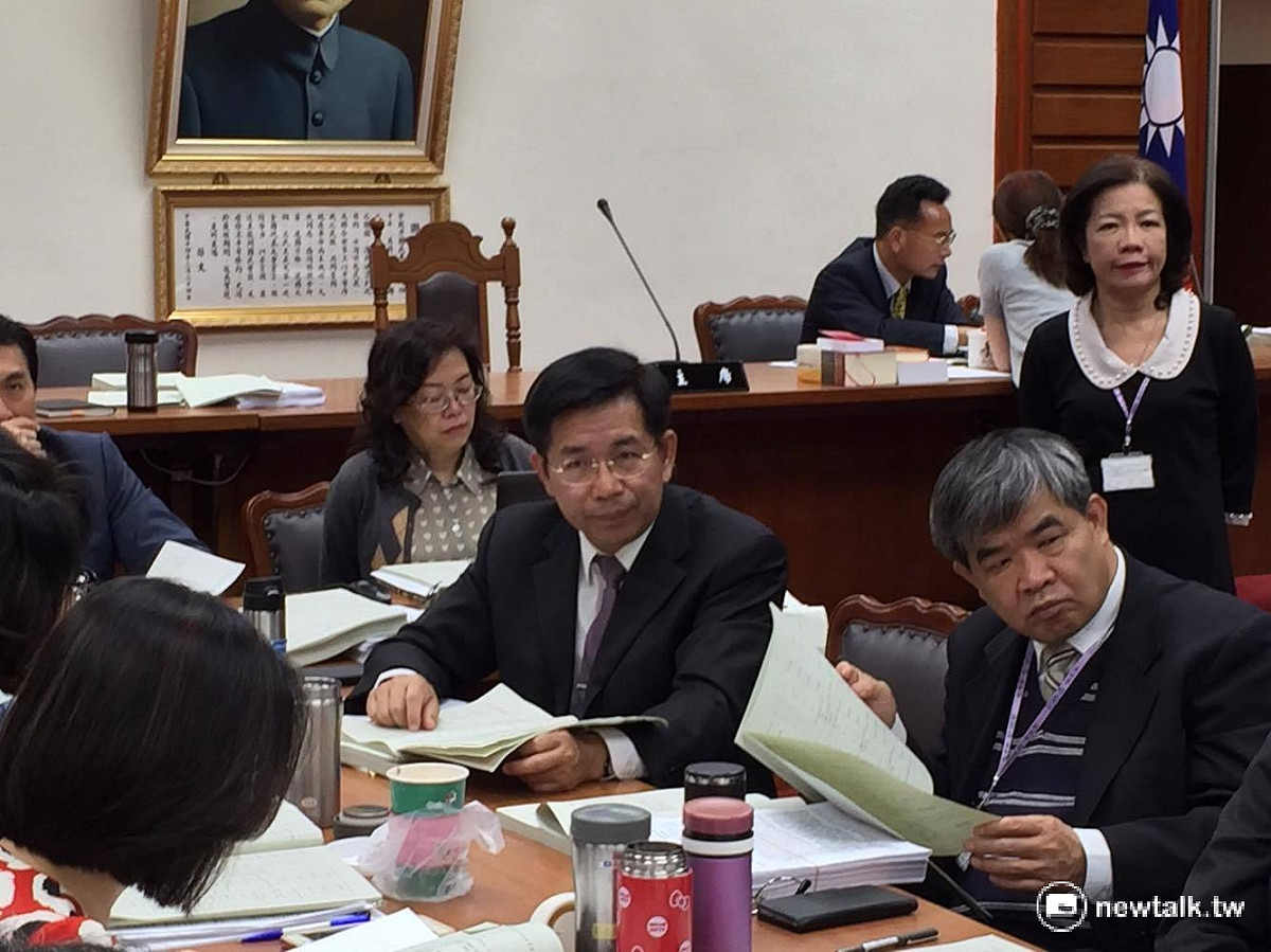針對性平教育爭議，教長潘文忠（中）19日列席立法院時表示，若對於性平教育內容有疑慮，教育部願意逐一檢視教科書。 圖：新頭殼資料照片。