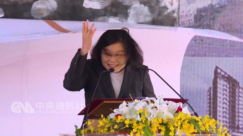 總統蔡英文19日出席「桃園市社會住宅動土典禮」致詞時，頭被背後板砸到，所幸人無大礙。 圖：中央社。