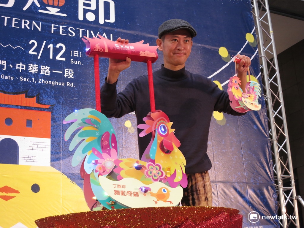 設計師蔡行健表示，「雞」代表傳統的開始、一天的開始，父母帶著小孩經過北門時，就如同古代守城者聞雞鳴而開門，象徵台北新的開始。 圖：呂佳峻/攝