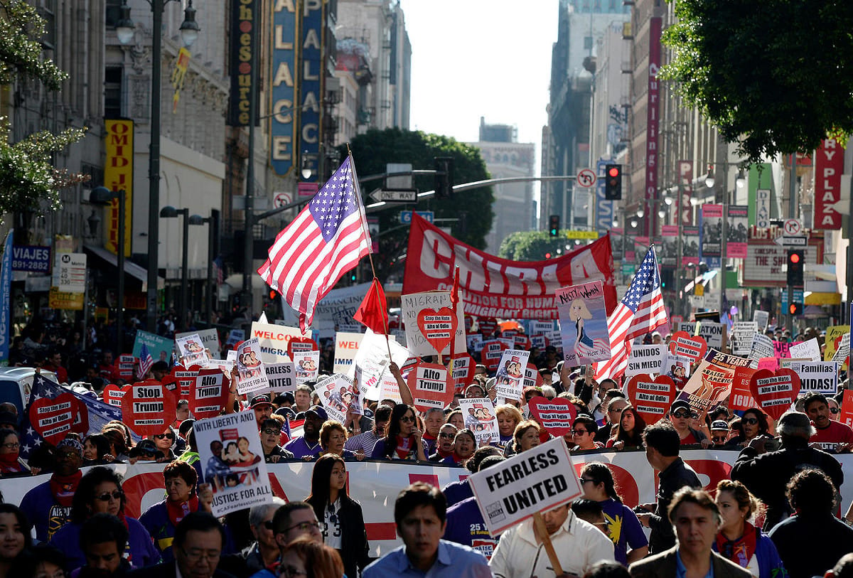 美國選舉人團將於當地時間19日進行投票，洛杉磯18日聚集大批反川普民眾，希望藉由選舉人團投票讓美國大選翻盤。 圖：達志影像/路透社