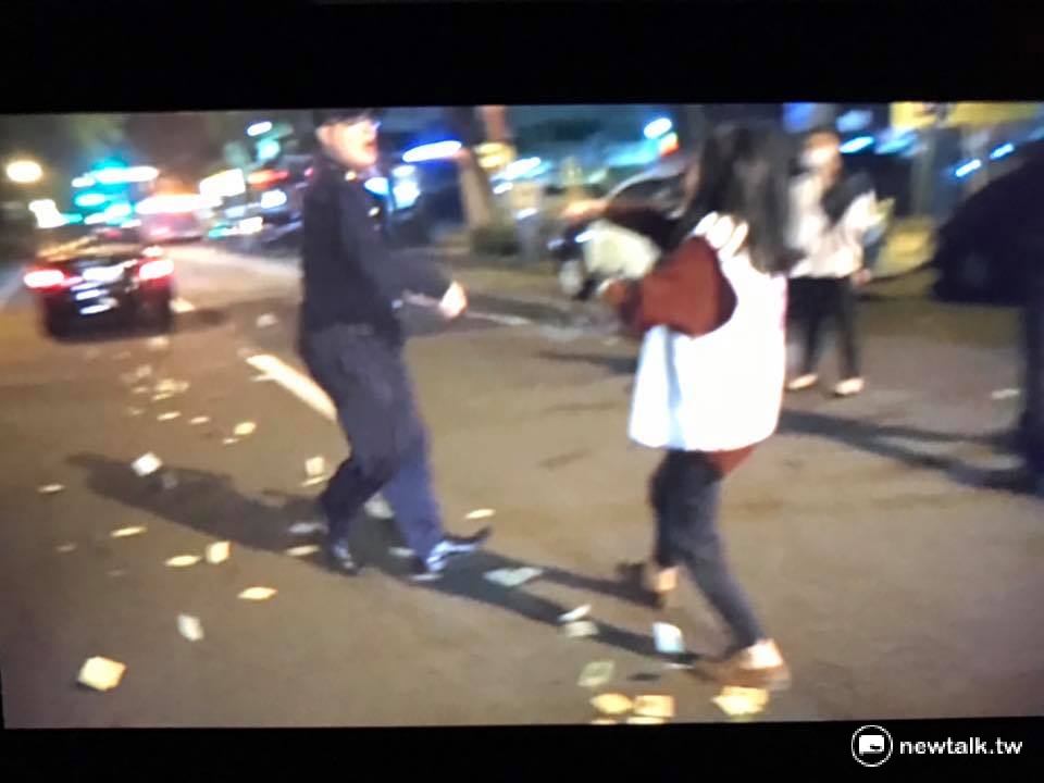 大安分局一位員警突然動氣，拔出警棍朝桃園市空服員職業工會秘書潘佳吟揮去，甚至動手將她推出。 圖：翻攝公民行動影音紀錄資料庫