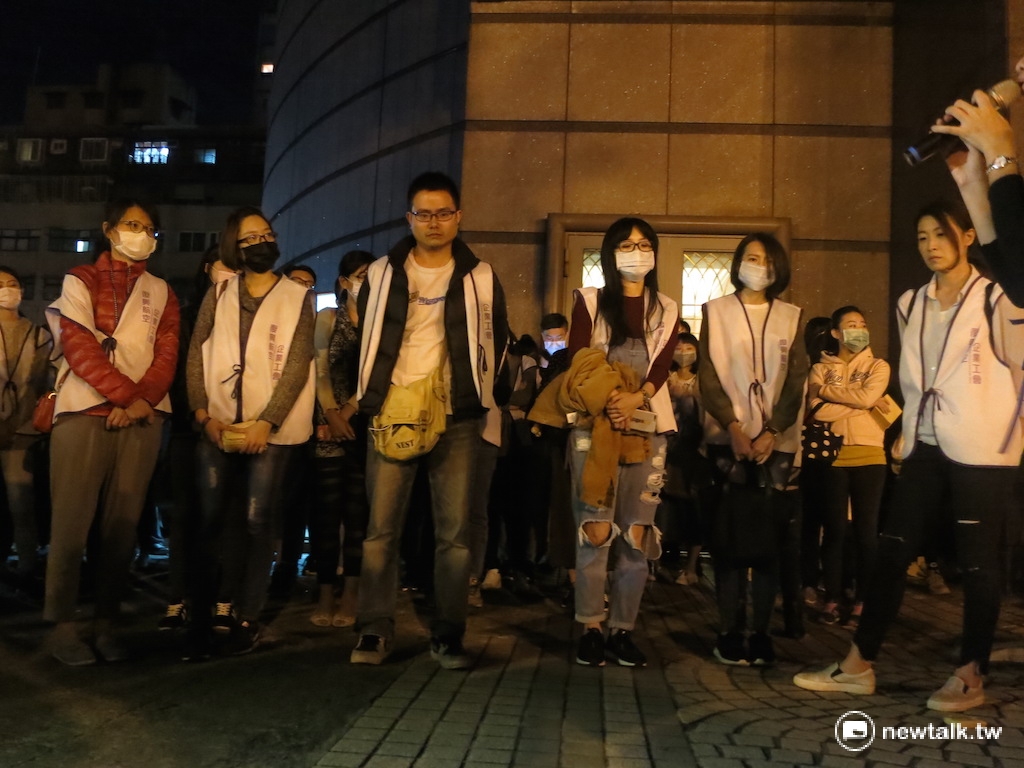 復興航空企業工會也召開記者會，給予大安分局嚴厲譴責，並痛批警局應保護失業勞工，但卻在這幾波衝突中，屢次袒護資方，還協助調度保全人員阻擋工會成員，簡直成為資本家打手、走狗。 圖：呂佳峻/攝