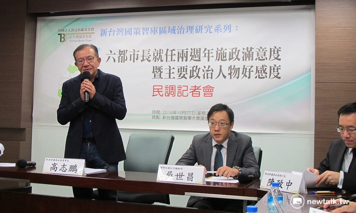 新台灣國策智庫20日發表6都施政滿意度，並由董事長高志鵬（站立者）發表談話。 圖：林朝億/攝