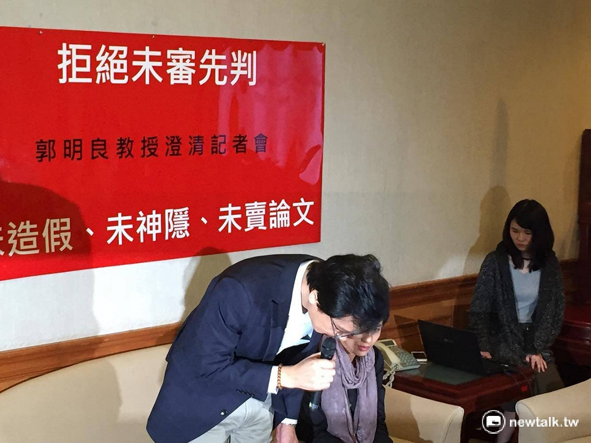 前台大教授郭明良涉論文造假案，20日現身立法院鞠躬道歉。 圖：鄭佑漢/攝