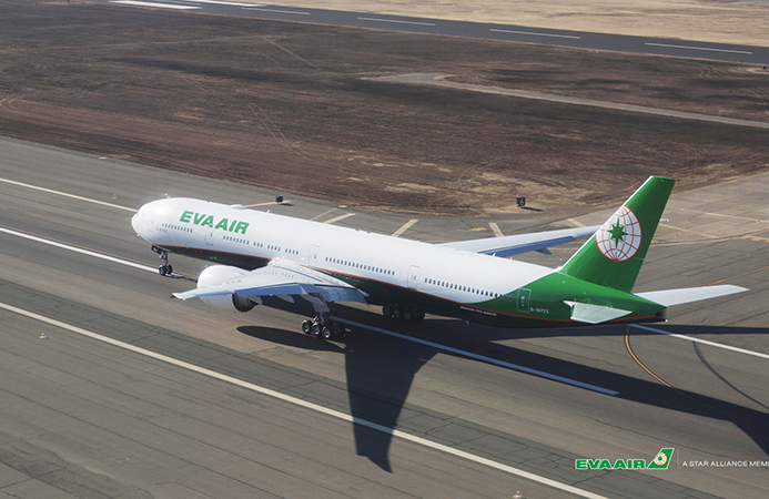 長榮航空一架波音777-300班機16日從洛杉磯起飛，卻因為錯誤的航管導引而飛進山谷區。美國聯邦航空總署（FAA）調查指出，當時的航管人員口誤將「右轉」說成「左轉」。 圖：翻攝長榮官網