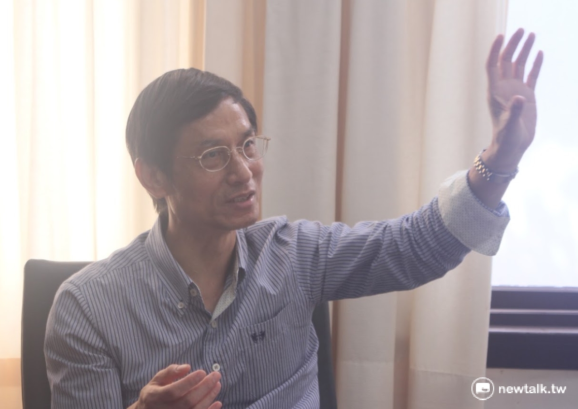 年改會執行長林萬億表示，提高薪資投保上限對於低薪者不利，若再加上配套措施中調高勞工分擔比例，「肯定會影響基層勞工」，這也是年改會評估現階段不適合碰觸「天花板」議題的主要原因。 圖：李蘇竣/攝
