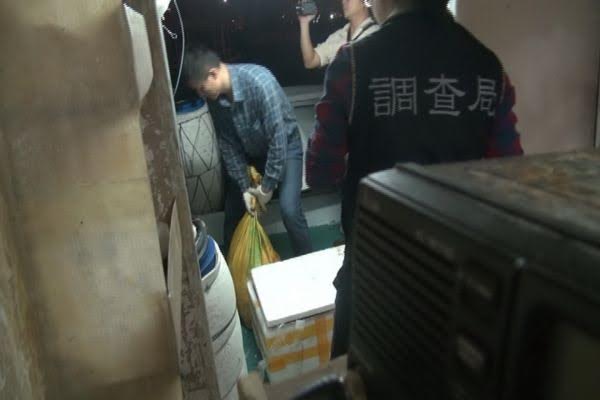 檢警調在東港籍漁船查獲80公斤k他命。 圖：調查局南部機動工作站提供
