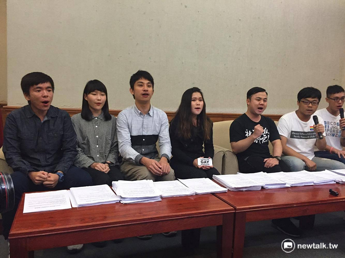 學生婚姻促進平權聯盟23日召開記者會，呼籲總統蔡英文針對婚姻平權的政見別跳票。 圖：鄭佑漢/攝
