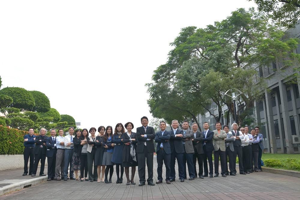 屏東縣長潘孟安就任將屆滿2周年，縣府團隊合照。 圖：屏東縣政府提供
