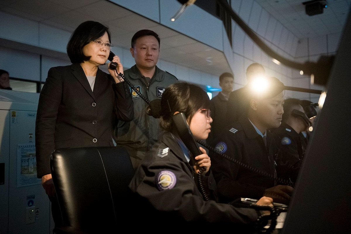 總統蔡英文23日視導空軍作戰指揮部，並與正在執行空中任務的F-16戰機飛行員通話。 圖：總統府提供。