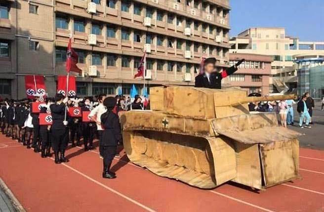 學生還用紙箱自製一輛德軍虎式戰車模型，模仿親衛隊受校。 圖：翻攝網路