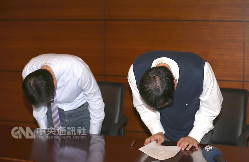 新竹光復高中校長程曉銘（右）24日下午與學務主任廖慶麟召開記者會，透過媒體向社會大眾鞠躬道歉。 圖：中央社