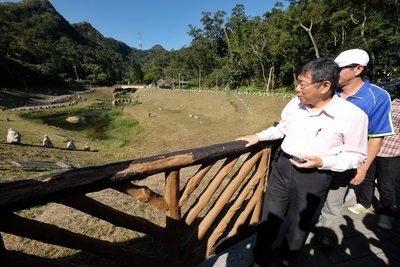 台北市長柯文哲25日就職滿兩週年，上午視察內湖金瑞治水園區，對最近民調跌到三成五，他表示，花無百日紅，人無千日好，連續劇演1年多已經很厲害了，沒有一部收視率可以好一年多的。 圖：中央社