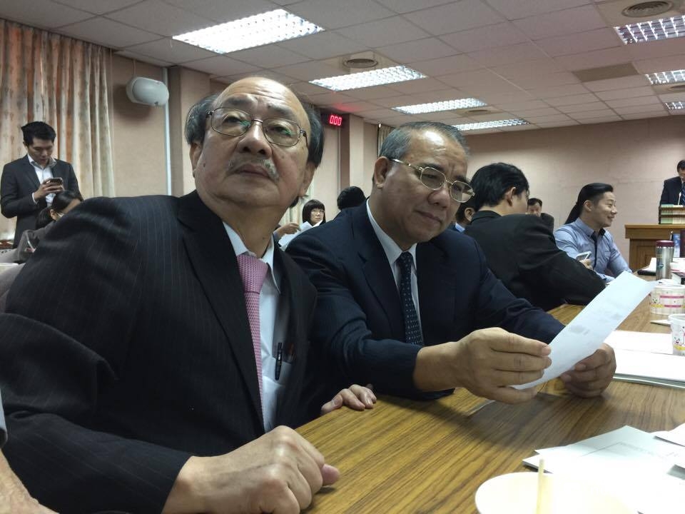 民進黨團總召柯建銘（左）在司法法制委員會中與國民黨團總召（右）廖國棟協議，希望簽署附帶決議，將婚姻平權相關法案均送交朝野協商，但廖國棟最後並未簽署。 圖：新頭殼資料照片