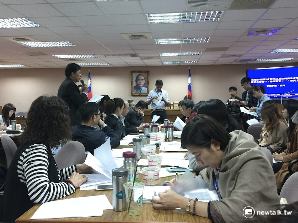 在大法官釋憲的帶動下，民進黨團內部傾向儘早處理同婚法案，總召柯建銘更宣示在總質詢後就將啟動。圖為去年「婚姻平權」法案初審時，立委逐條討論情形。 圖：新頭殼資料照片