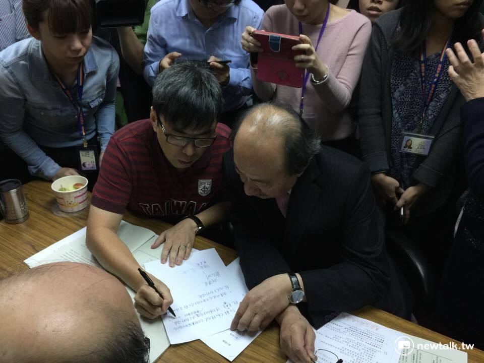 民進黨團總召柯建銘（右）提出臨時動議，要求婚姻平權相關法案一併送交朝野協商，並於會議過程中遊說同黨立委段宜康簽署支持。 圖：柯昱安/攝