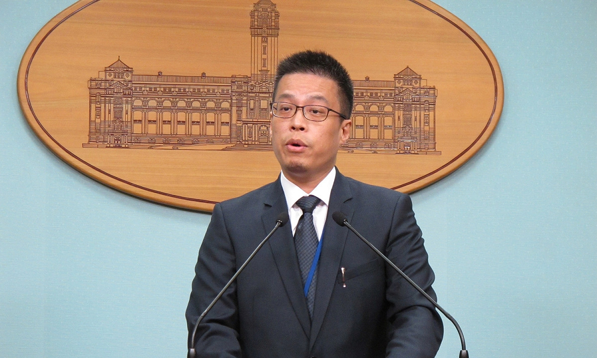 總統府發言人黃重諺26日轉述晚間總統府召開執政決策協調會議情形。 圖：林朝億/攝