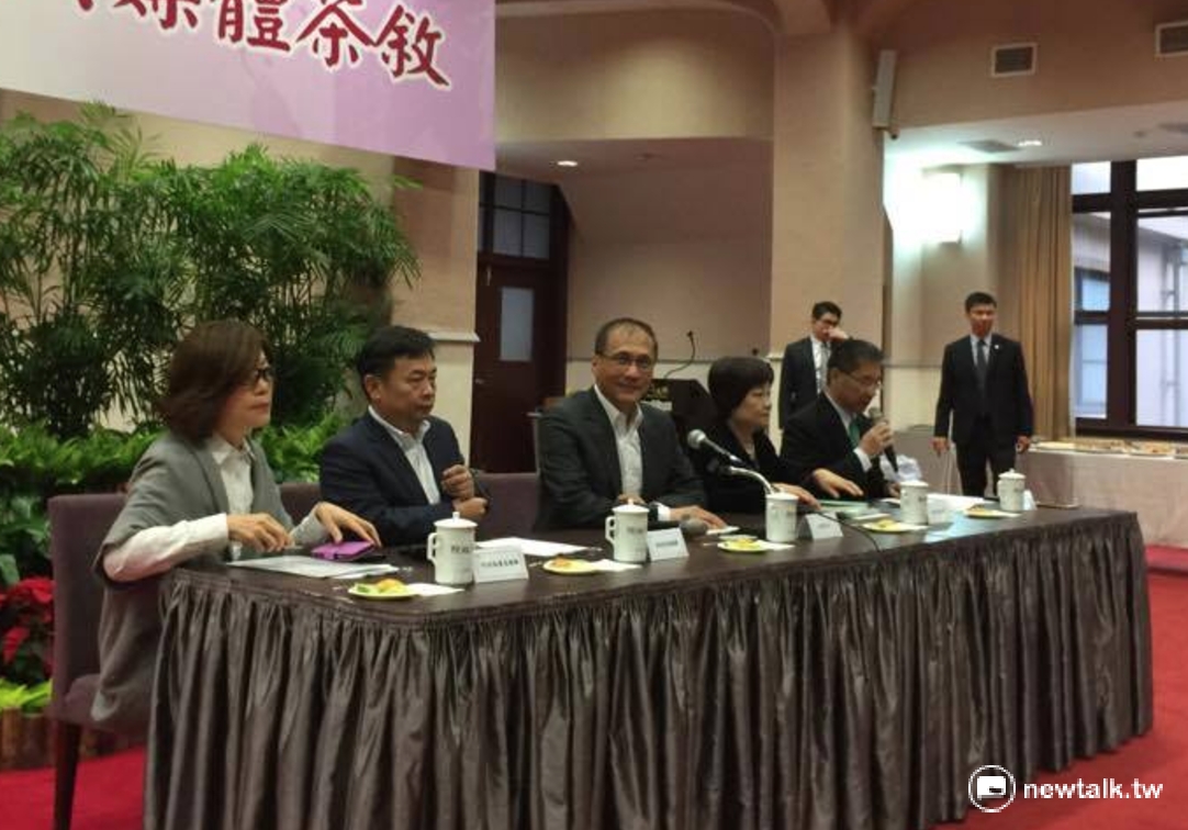 行政院長林全（中）坦言，任期問題確實是他的困擾，但這份工作要離開的原因非常多，他無法為自己設定任期的長短，但他一定會做好新政府的長期規劃。 圖：柯昱安/攝