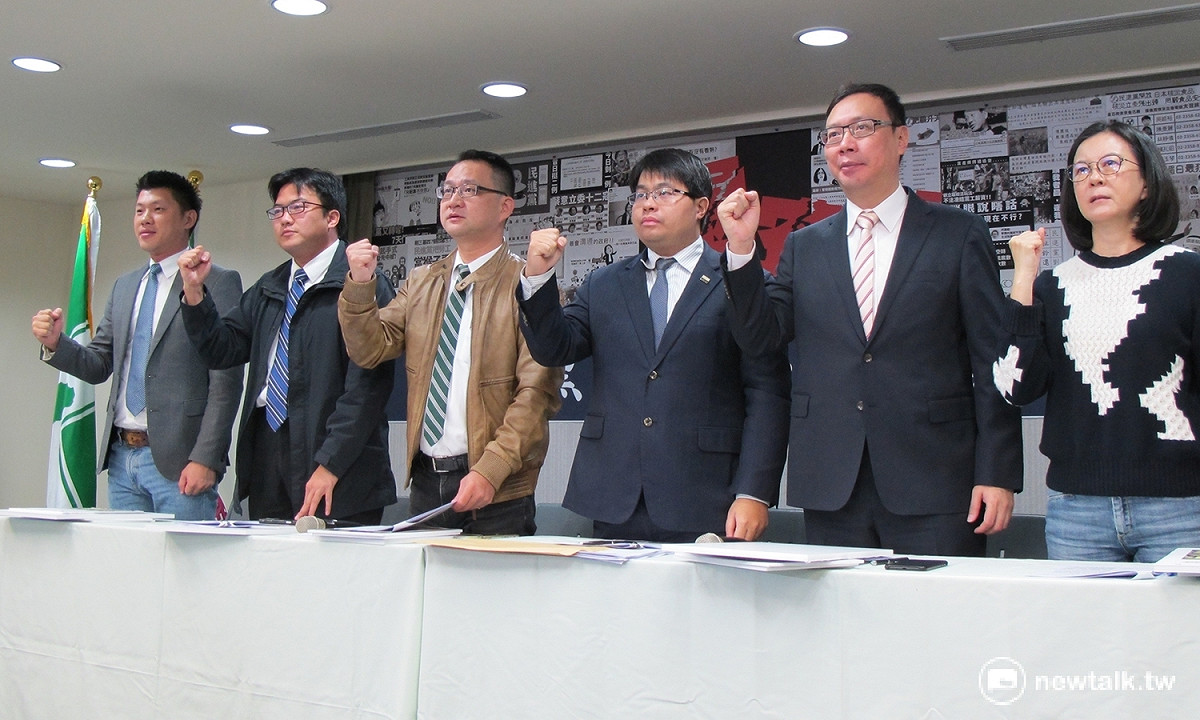 民進黨5位發言人、1位律師共同召開記者會反擊國民黨抹黑；圖中為王閔生、楊家俍、阮昭雄、黃帝穎、黃適卓、邱莉莉。 圖：林朝億/攝