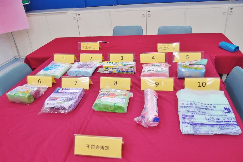 消基會抽查市面上14件標榜「可分解」的塑膠袋產品，其中有10件違規使用不可分解材質，涉嫌標示及廣告不實。 圖：翻攝消基會官網