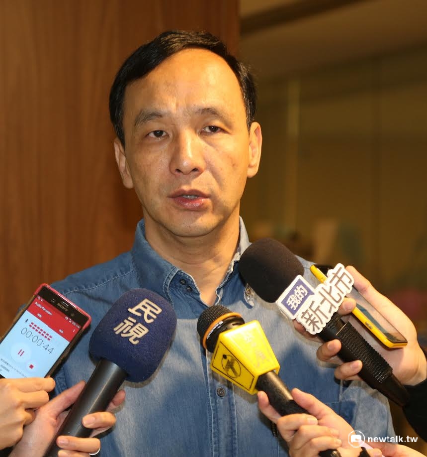 新北市長朱立倫28日表示，一例一休實施後，新北市一年等於要增加3億多的加班費，希望以撙節支出、補休或志工協助的方式，減少政府的支出。 圖：陳冠廷/攝