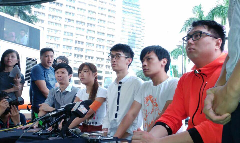 香港「青年新政」成員梁頌恆（右三）、游蕙禎（右四）遭撤銷議員資格案，已經上訴到香港終審法院。 圖：翻攝梁頌恆臉書