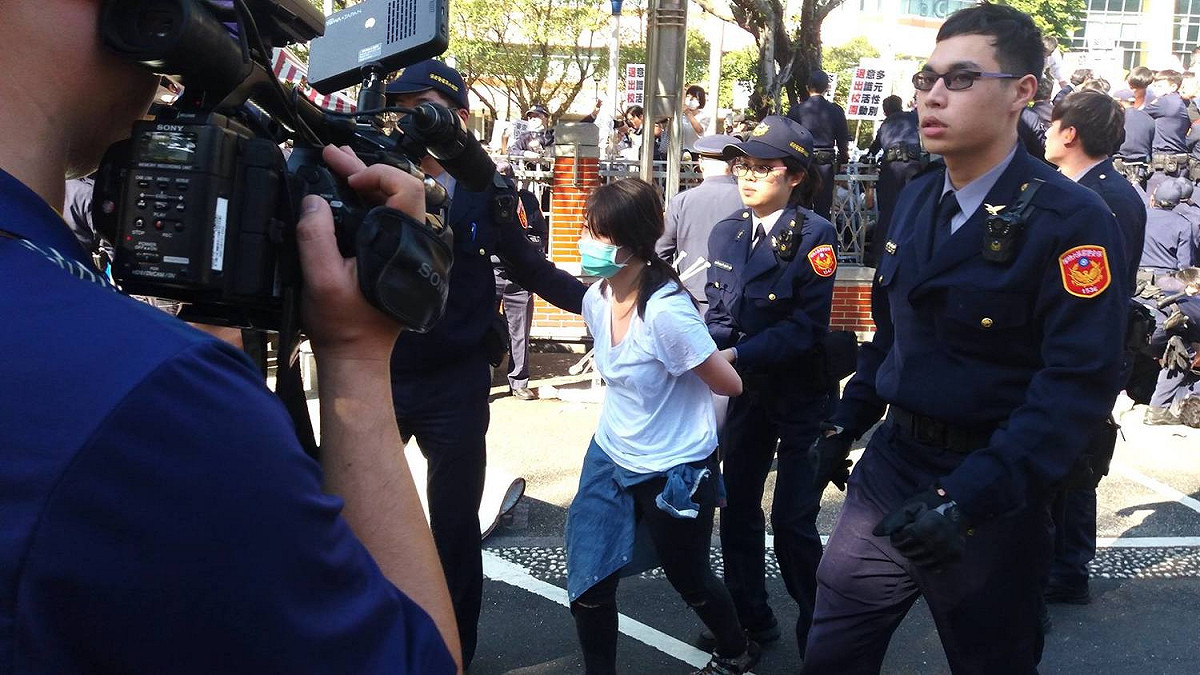 26日立法院排審婚姻平權法案，反同民眾試圖翻牆闖入立法院，遭到警方以束帶綁住雙手。 圖：翻攝自下一代幸福聯盟臉書