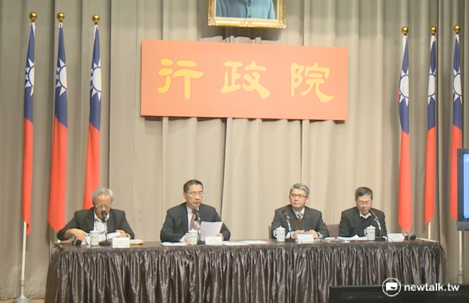 行政院院會29日拍板《都市危險及老舊建築物重建獎助條例》，只要在條例施行5年內參與老屋翻新，若地主、屋主在老屋更新後，在脫手前都可享終生房屋稅、地價稅減半優惠。 圖：柯昱安/攝