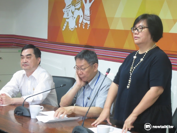 台北市政府小內閣再傳調整！據了解，台北市柯文哲將撤換北市政府原住民族事務委員會主委陳秀惠，時間則約為議會會期結束後。圖為「同裘制度」失言風波時，柯文哲陪同陳秀惠致歉。 圖：新頭殼資料照片