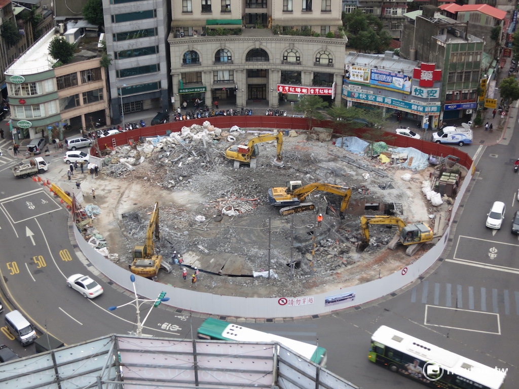 北市建成圓環拆除工作正如火如荼進行中，原預定於明年2月20完成，但由於進度超前，可望提早於明年1月中旬就能夠完成拆除作業。 圖：呂佳峻/攝