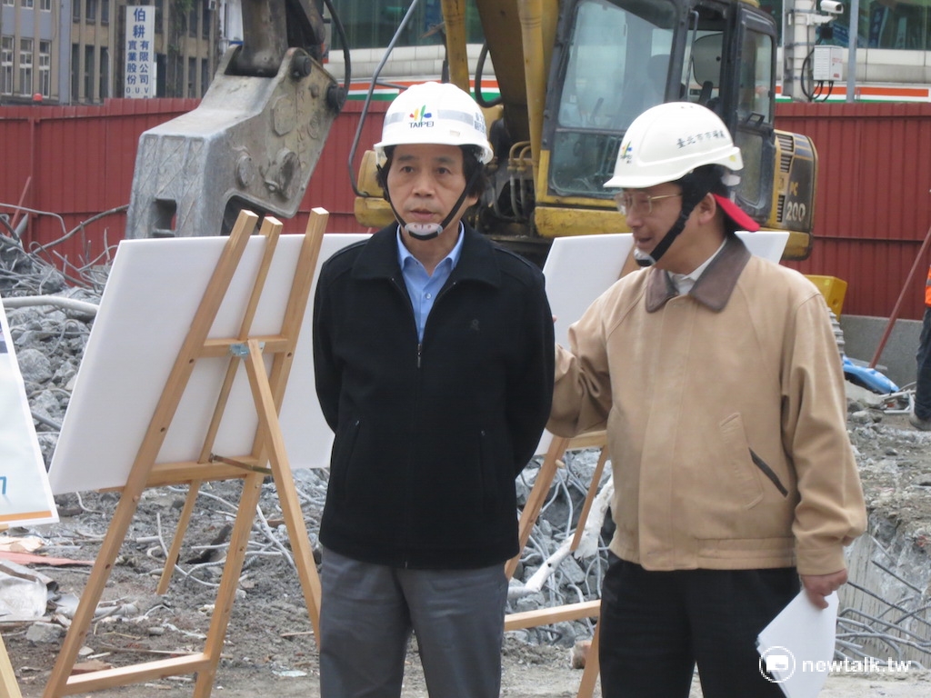 台北市副市長林欽榮（左）29日下午視察建成圓環拆除進度。 圖：呂佳峻/攝
