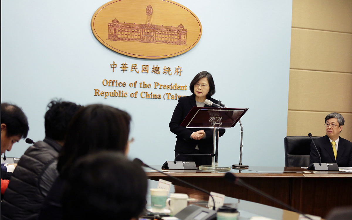 總統蔡英文（右2）29日出席「總統府人權諮詢委員會第25次委員會議」，首度針對中學生模仿納粹風波發表看法，強調這不是學生的錯，「是我們大人的錯」。 圖：總統府提供