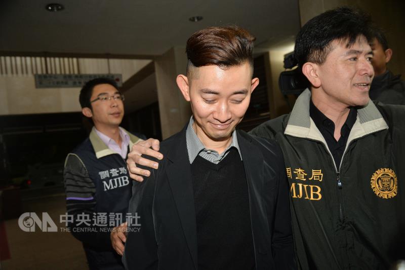 台北地檢署偵辦健康食品大廠葡萄王涉嫌竄改效期案，30日約談董事長曾盛麟（中）等6人，釐清相關案情，晚間移送北檢接受複訊。  圖：中央社