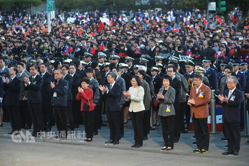 今年元旦升旗典禮活動主題是「2017我們一起」，邀請音樂人和藝術家到現場表演，總統蔡英文與副總統陳建仁伉儷也在45位國軍楷模領唱下，與現場民眾齊唱國歌。 圖：中央社