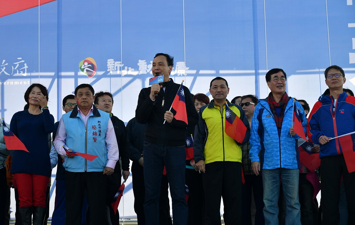 朱立倫1日在新北市副市長李四川、侯友宜、葉惠青的陪同下，一起參加在淡水區金色水岸舉行的「新北元旦水上升旗」活動。 圖：新北市府提供