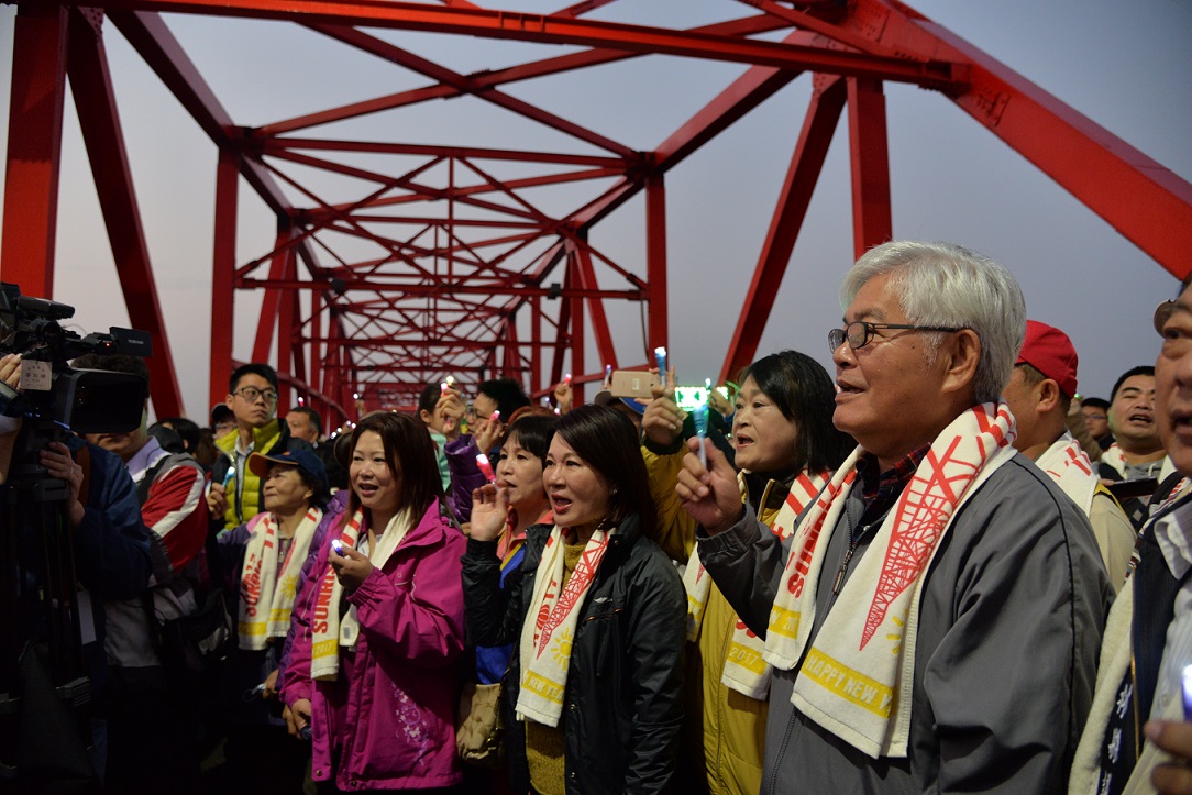 雲林縣的元旦活動，由西螺大橋迎曙光開始，在縣長李進勇帶領中，和現場近千位民眾共同迎接2017年從濁水溪躍出的第一道曙光。 圖：雲林縣府提供