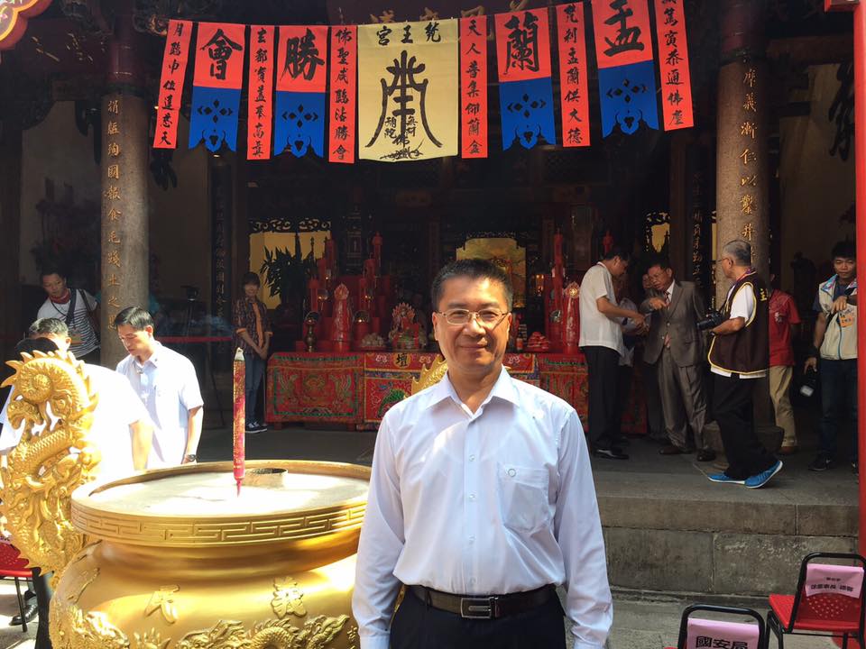 行政院發言人徐國勇上午驚傳誤食姑婆芋中毒事件，他形容誤吃時滿口發麻刺痛，接著喉嚨刺痛、到了胃也刺痛，才驚覺不對勁。 圖：翻攝徐國勇臉書