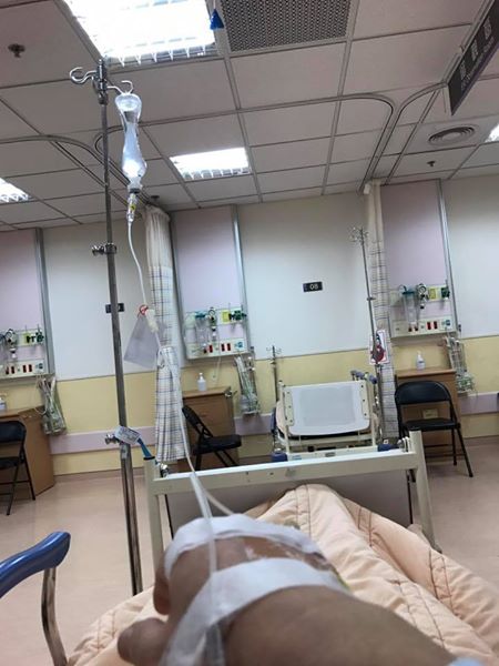 徐國勇到醫院急診，在臉書上貼上吊點滴的照片，不過稍後已出院回家休息。 圖：翻攝徐國勇臉書