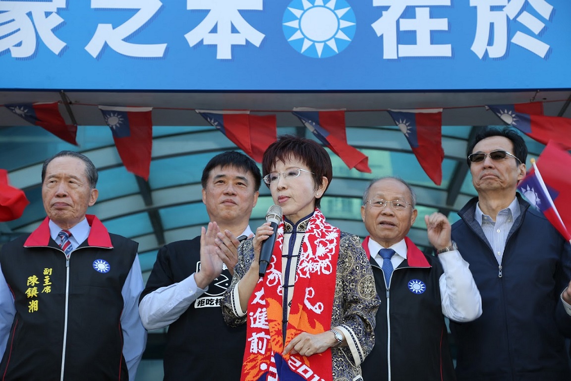 國民黨主席洪秀柱1日出席在中央黨部前舉行的升旗活動，並正式宣告，自106年開始，國民黨將與跟民進黨政府明確劃分界線，國民黨一切「for the people」。 圖：國民黨文傳會提供