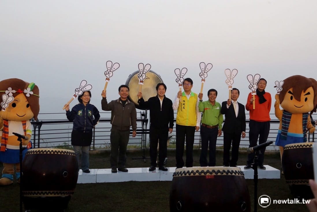 台南市長賴清德與在場民眾一起舉起「YAYA許願棒」，共同許下新年新希望。 圖：黃博郎攝