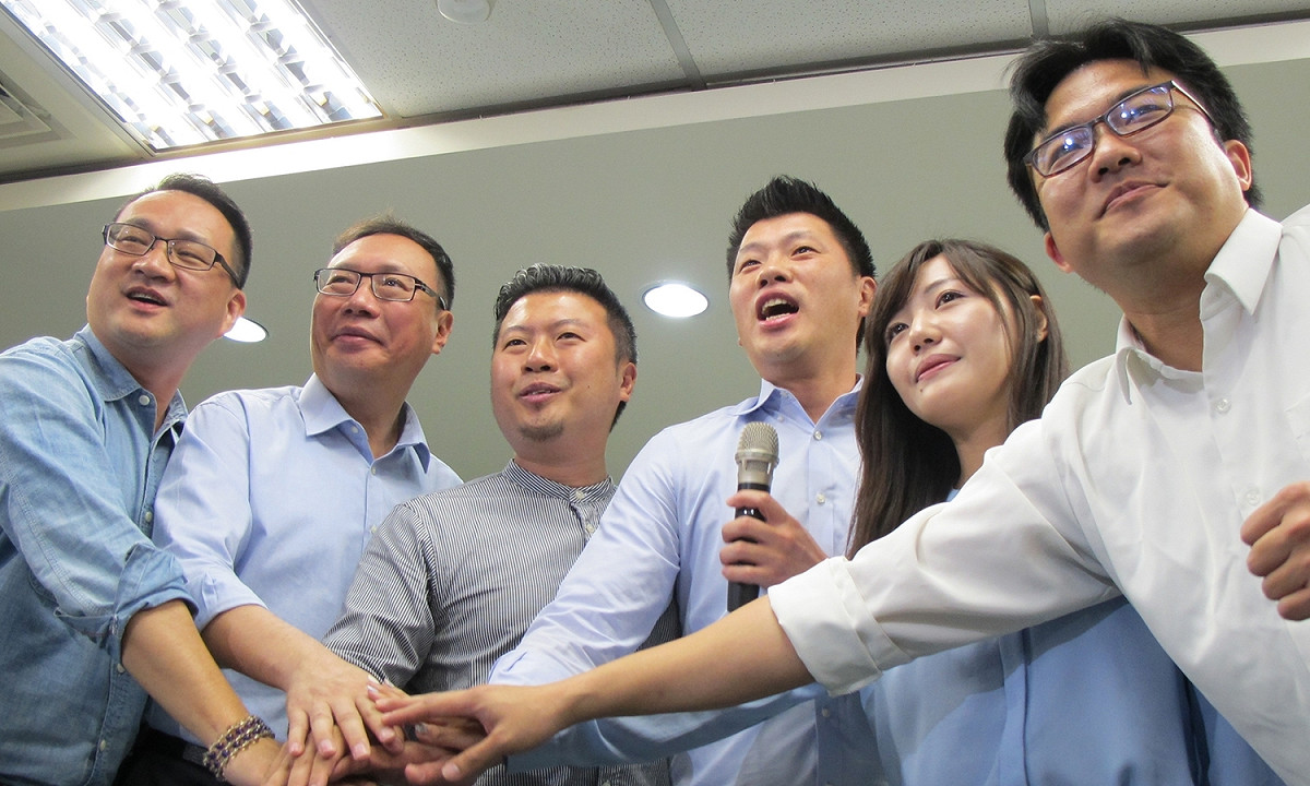 民進黨3日記者會裡，由6位發言人一起主持，由左至右分別是，阮昭雄、黃適卓、、張志豪、王閔生、吳沛憶及楊家俍。 圖：林朝億/攝