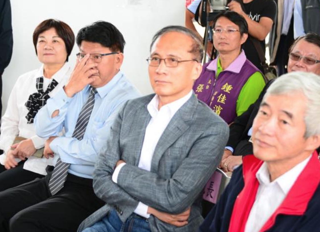 行政院長林全（右二）3日接受平面媒體專訪時提到，社會應該要了解「對富人有限放寬，是希望創造更多生產力，分配更有利」的理念，稅改才有成功機會。 圖：翻攝自林全臉書