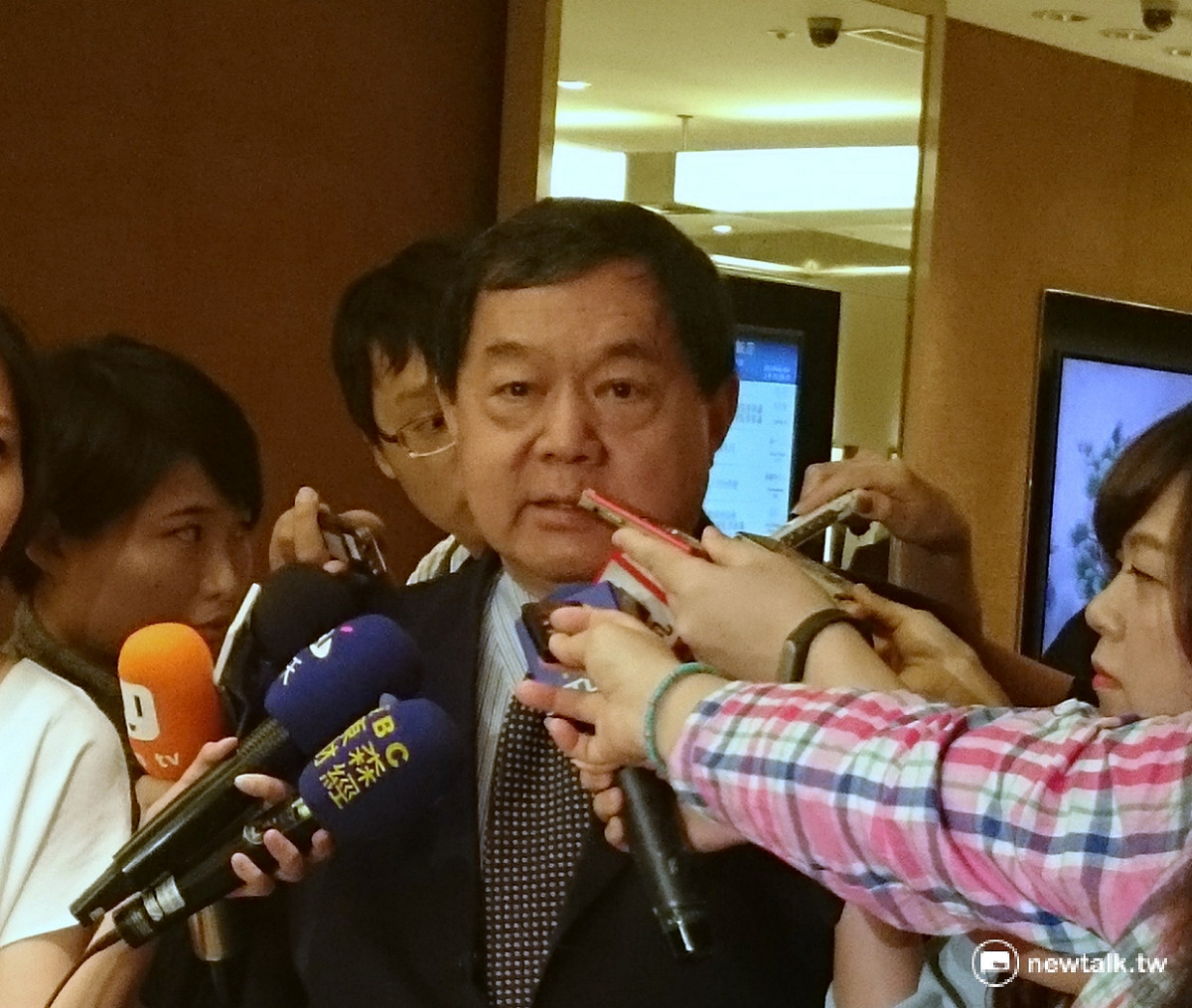 一例一休實施後，企業都在喊苦，遠東集團董事長徐旭東3日表示，旗下子公司會盡量不漲價，無論是降低成本或是衝業績，都會想盡辦法。  圖：新頭殼資料照片