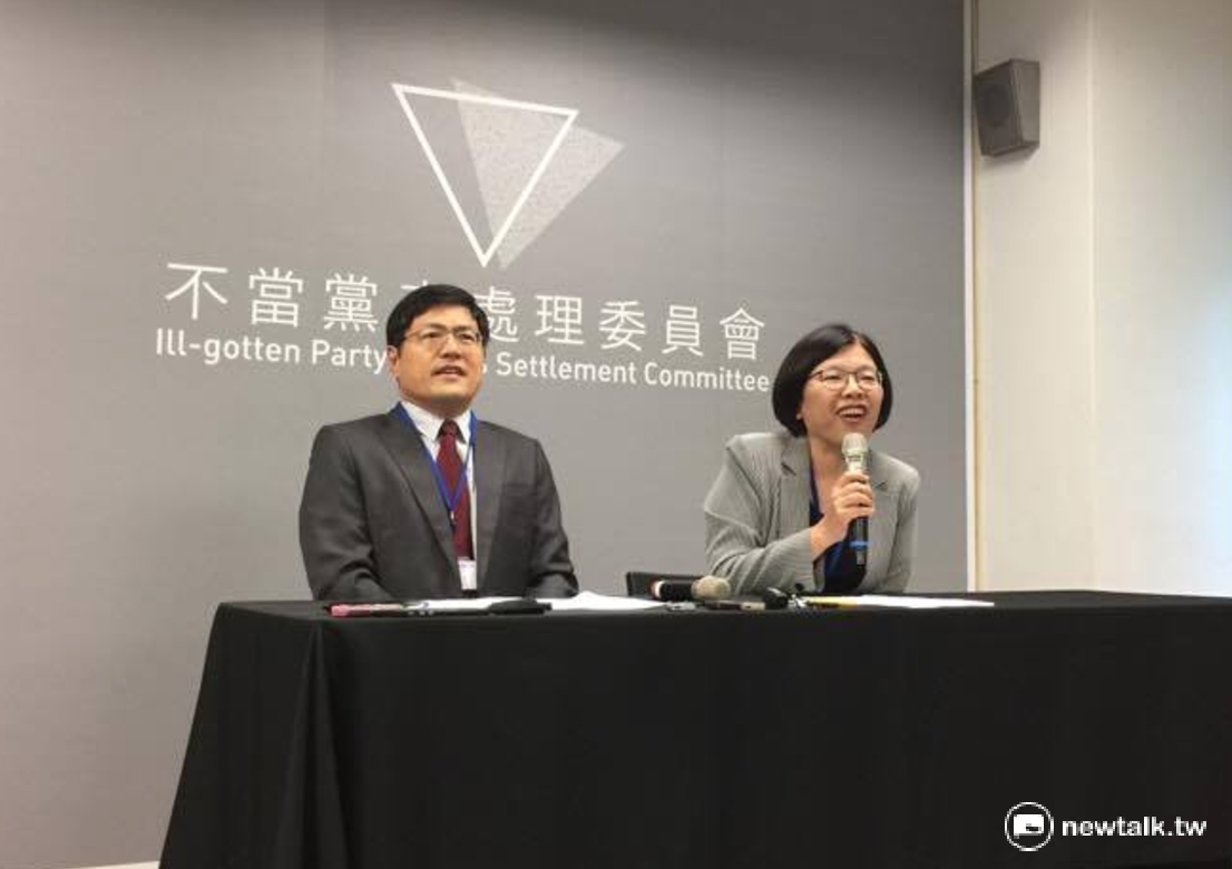 黨產會3日下午召開記者會，會中宣佈將聘請前民進黨高雄市議員連立堅（左）為新任專任委員。 圖：柯昱安/攝