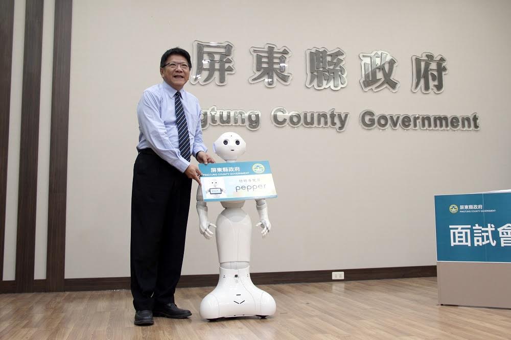 「Pepper」機器人在屏東縣長潘孟安的面試後，順利錄取為縣府一員，成為全台第一位在公部門服務的人形機器人。  圖:屏東縣政府提供